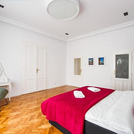 Spacious Riverviews Apartment Near Piata Unirii Oradea Exterior photo