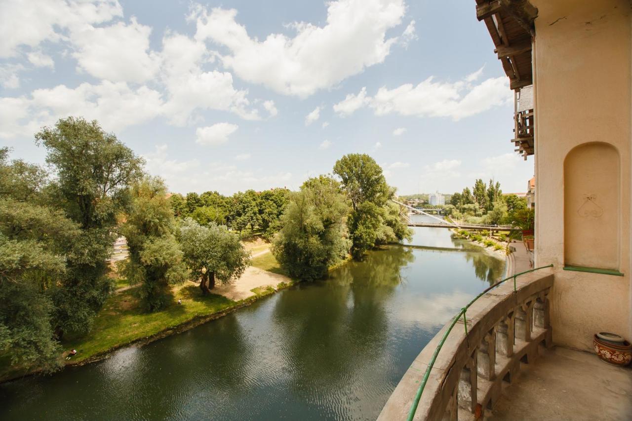 Spacious Riverviews Apartment Near Piata Unirii Oradea Exterior photo